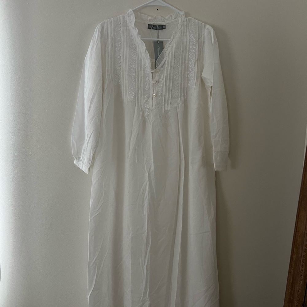White Long Sleeve Nightgown Dress size xs/s
